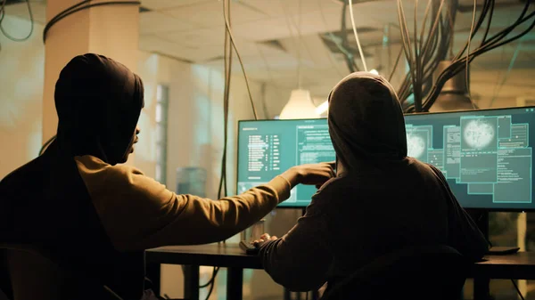 Equipe Hackers Usando Vírus Trojan Para Explorar Servidor Computador Sistema — Fotografia de Stock
