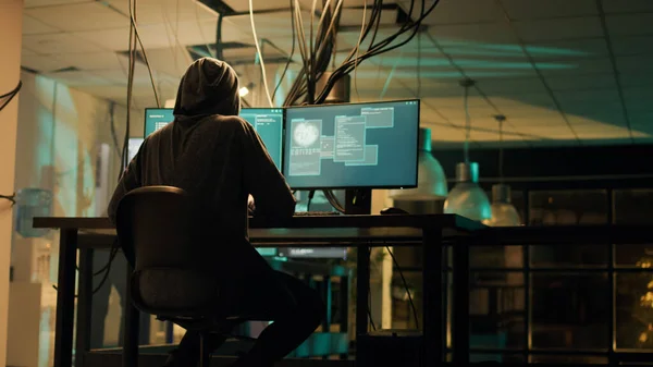 女性小偷计划在夜间进行网络战和黑客活动 试图破译服务器防火墙以进行加密或间谍活动 计算机上的犯罪黑客网络系统 — 图库照片