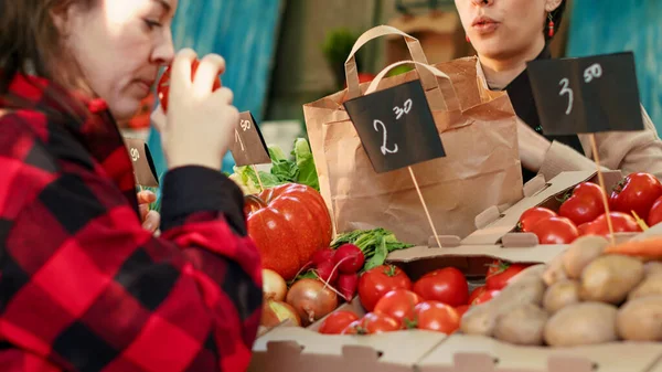 Młody Klient Kupuje Świeże Produkty Natualne Rolnika Stoisku Greenmarket Wybierając — Zdjęcie stockowe