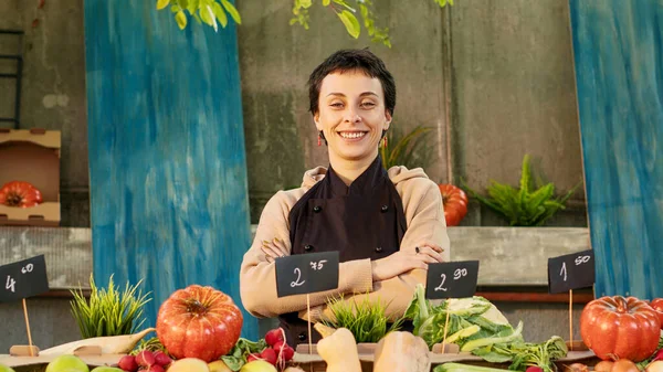 在当地市场上销售健康产品的女农民的画像 在农民市场上展示季节性生态水果和蔬菜 准备出售生物有机食品的年轻供应商 — 图库照片