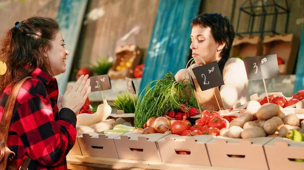 Local Vendor Selling Homegrown Products Woman Giving Fresh Bio Produce — Stock Photo, Image