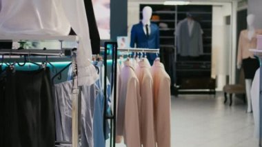 Modern insanlar ve müşteriler için boş giyim mağazası. Moda mağazasında giysi satan ticari etkinlikler. Alışveriş merkezinde gündelik giyim koleksiyonları, küçük işletmeler.