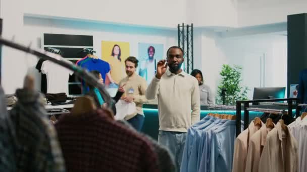 Afro Amerikaanse Shopper Met Behulp Van Hologram Boetiek Nieuwe Kledingwinkel — Stockvideo