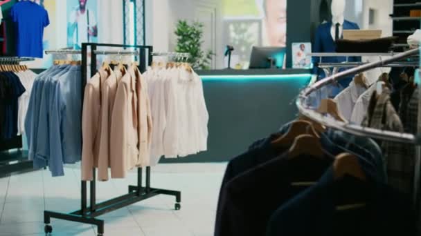 Prázdný Obchod Oblečením Plný Stojanů Ramínek Elegantní Formální Oblečení Visící — Stock video