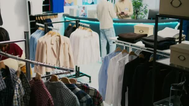 Afro Amerikalı Kadın Indirimde Moda Kıyafetler Alıyor Alışveriş Merkezinde Modaya — Stok video