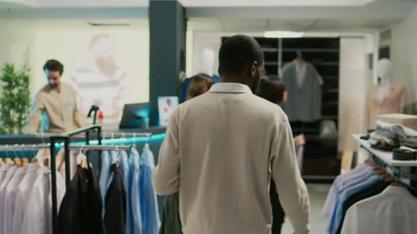 Erkek Alışverişçi Butikte Resmi Günlük Giysiler Alıyor Giyim Mağazasının Kasasında — Stok video
