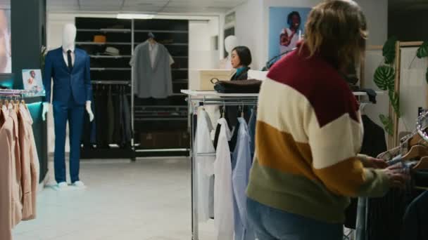 Cliente Feminino Comprando Roupas Modernas Com Desconto Olhando Para Moda — Vídeo de Stock