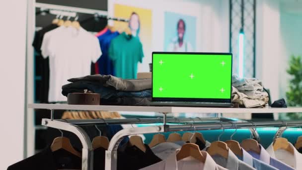 Giysi Mağazasında Yeşil Ekran Şablonu Olan Modern Bilgisayar Ekranda Boş — Stok video