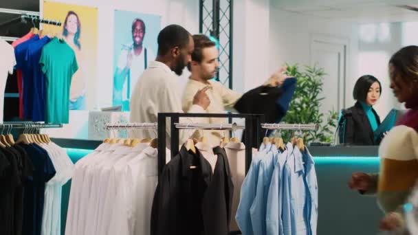 Africký Americký Zákazník Zkoumá Oblečení Ramínkách Kontroluje Materiály Obchodě Oděvy — Stock video