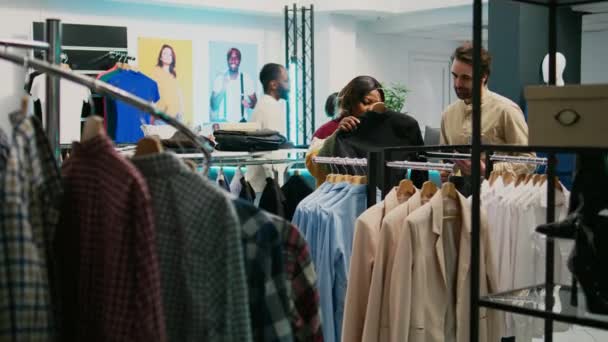 Sklep Asystent Pomaga Afrykański Amerykański Klient Ubrania Zakupy Modne Modne — Wideo stockowe