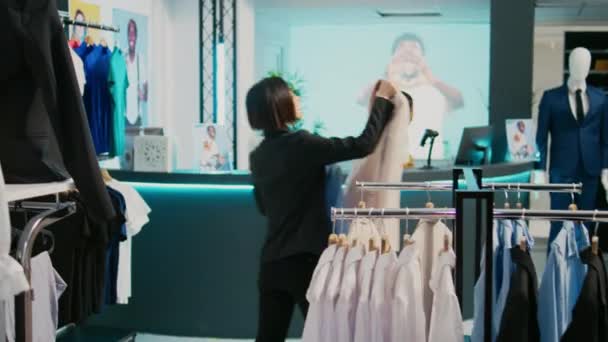 Genç Müşteriler Giyim Mağazasından Modern Kıyafetler Alıp Postal Terminalinden Elektronik — Stok video