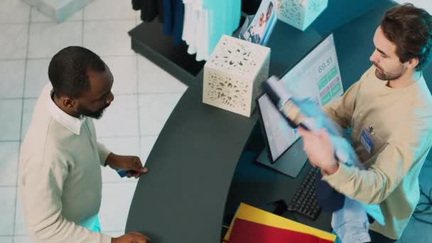 Африканський Американець Купує Одяг Касі Використовуючи Картку Щоб Зробити Транзакцію — стокове відео