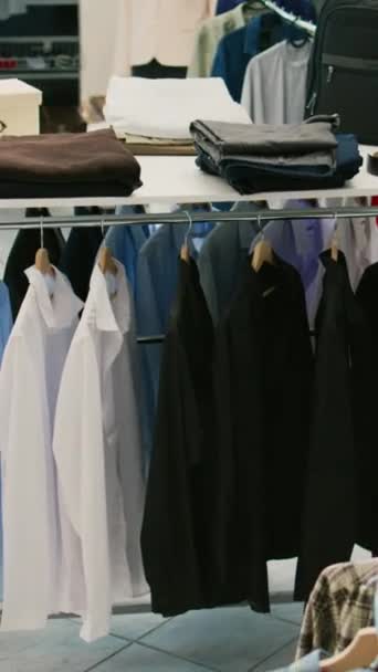 Dikey Video Alışveriş Merkezindeki Moda Mağazası Resmi Giyim Koleksiyonu Olan — Stok video