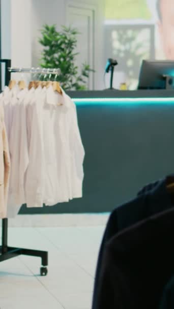 Vertikální Video Prázdný Obchod Oblečením Plný Regálů Ramínek Elegantní Formální — Stock video
