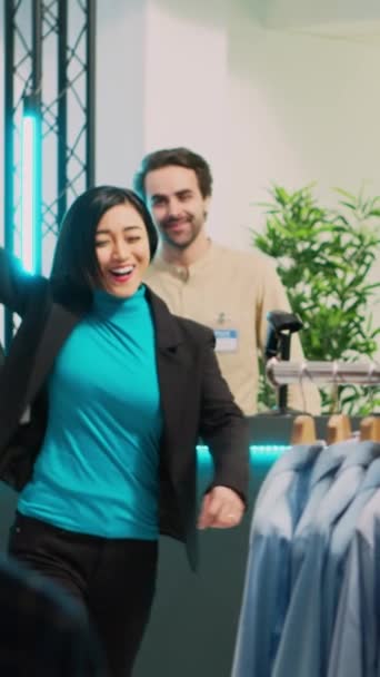 Vertikal Video Asiatisk Klient Gör Dansrörelser Och Känner Sig Dum — Stockvideo