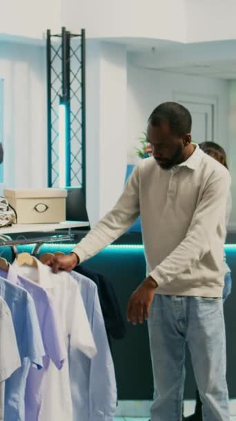 Pionowe Wideo African American Shopper Biorąc Ubrania Pomieszczeniu Aby Ubierać — Wideo stockowe