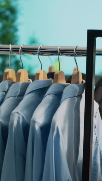 Vertikales Video Shopping Boutique Mit Modewaren Gefüllt Mehrere Kleiderbügel Mit — Stockvideo