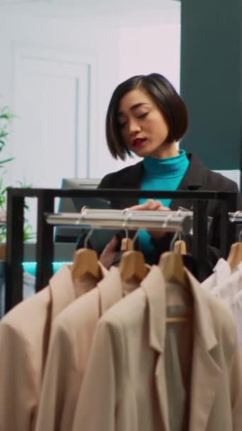 Vídeo Vertical Diversas Mujeres Mirando Mercancía Tienda Bastidores Cliente Tratando — Vídeos de Stock