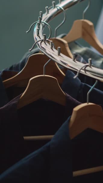 Вертикальное Видео Рынок Пустой Одежды Заполненный Стеллажами Вешалками Современная Формальная — стоковое видео