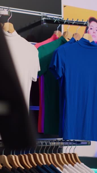 Dikey Video Alışveriş Merkezinin Çeşitli Giyim Markalarından Ürünlerle Dolu Büyük — Stok video