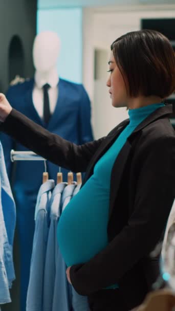 Vertikální Video Těhotná Zákaznice Analyzující Módní Oblečení Ramínkách Budoucí Maminka — Stock video