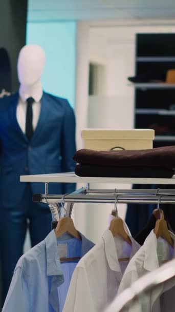 Vertikální Video Prázdný Obchod Oděvy Příležitostným Formálním Designem Oblečení Maloobchod — Stock video
