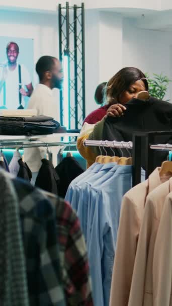 Vertikales Video Verkäuferin Hilft Afrikanisch Amerikanischer Kundin Beim Einkaufen Für — Stockvideo