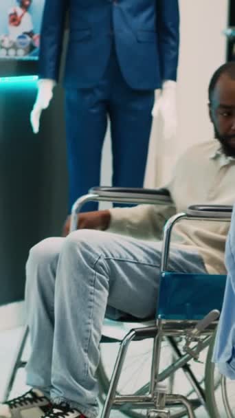 Dikey Video Tekerlekli Sandalyedeki Afrikalı Amerikalı Müşteri Kıyafet Alışverişi Yapıyor — Stok video