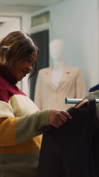 Video Verticale Cliente Afroamericano Che Shopping Abbigliamento Formale Esaminando Nuova — Video Stock