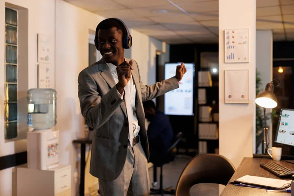 Предприниматель Наушниками Веселится Стартапе Поет Танцует Время Рабочего Перерыва Африканский — стоковое фото