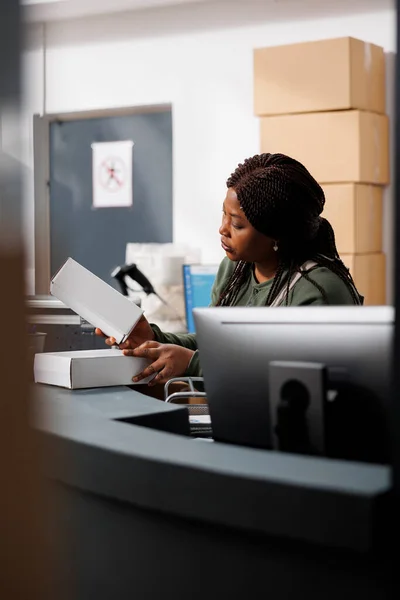 Gestionnaire Afro Américain Tenant Boîte Carton Blanc Préparer Les Commandes — Photo
