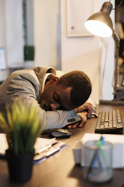 過度の疲労のため机の上で仕事で寝ている燃え尽き症候群と疲れエグゼクティブマネージャー 会社のプロジェクトで深夜仕事をした後に眠気に苦しんでいる疲れビジネスマン — ストック写真