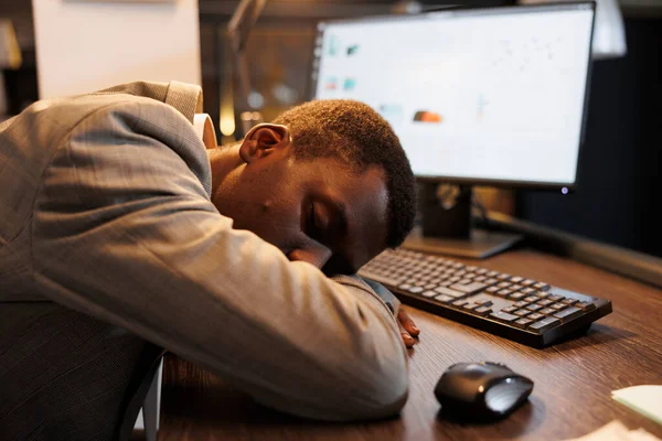 会社の戦略を終えた後仕事で休んで燃え尽きた症候群を持つ排気起業家 残業の後 オフィスのワークスペースで机の上で寝て疲れ疲れ役員マネージャー — ストック写真
