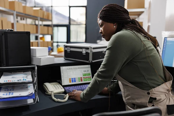 African American Supervisor Analyzing Merchandise Logistics Laptop Computer Working Goods — Stock Photo, Image