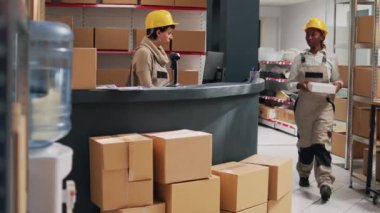 Kadın çalışan, tarayıcı ile stok envanteri yapıyor, barkodları ve ürünleri tarıyor. Tulumlu bir kadın sipariş teslimatı planlıyor, depoda endüstriyel ürünler var..