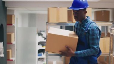 Afrikalı Amerikalı bir adam, barkodları taramak ve raflardaki malların envanterini çıkarmak için müdüre bir kutu mal getiriyor. Tarayıcı ve dijital tabletle kalite kontrolü yapan bir grup insan.