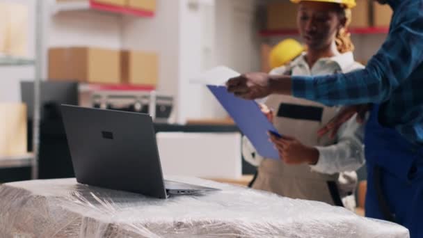 아프리카 미국인 직원들은 노트북으로 제품을 창고에 상자에 포장된 물건들을 있습니다 — 비디오