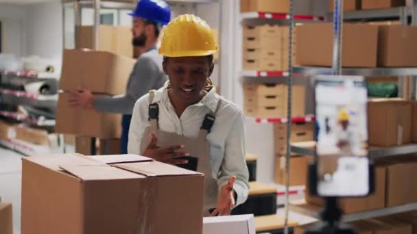 Junge Supervisor Werbung Für Waren Paketen Arbeiten Mit Mobiltelefonen Lager — Stockvideo