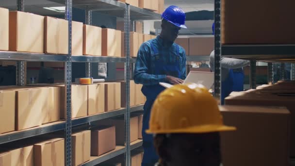 Mannelijke Werknemer Werkt Met Laptop Opslagruimte Met Behulp Van Voorraad — Stockvideo