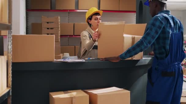 Kadın Denetçi Depoda Barkodlu Ürünleri Tarıyor Karton Paketlerde Endüstriyel Dağıtım — Stok video