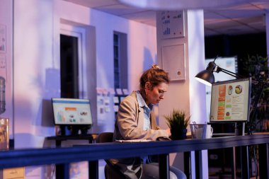 Pazarlama açılışında gece geç saatlere kadar çalışan yönetici şirket kârını artırmak için finansal yatırım planlıyor. İş kadını iş dünyasının beyin fırtınası fikirleri. Şirket kavramı