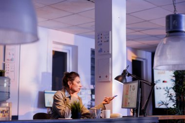 Şirket çalışanı, bilgisayardaki finansal büyüme raporunu analiz ediyor, şirket stratejisini karını artırmak için planlıyor. Yönetici yönetici yeni açılan ofiste fazla mesai yapıyor. İş konsepti