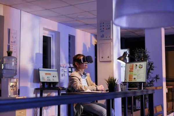 Businesswoman Wearing Virtual Reality Headset Startup Office Analyzing Financial Growth — Stock Photo, Image