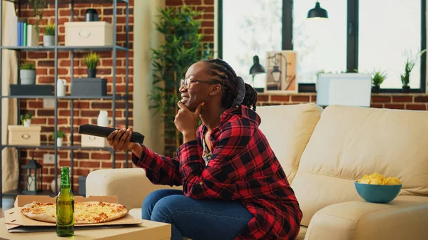 Lachende Vrouw Die Pizza Eet Kijkt Plezier Heeft Thuis Met — Stockfoto