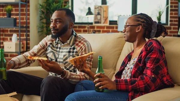 Afroamerykanie Jedzący Kawałki Pizzy Przed Telewizorem Oglądający Ulubiony Program Domu — Zdjęcie stockowe