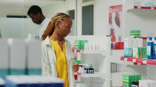 Ženské Zákaznice Analyzující Lékařské Výrobky Maloobchodě Hledající Farmaceutické Zdravotnické Léky — Stock video