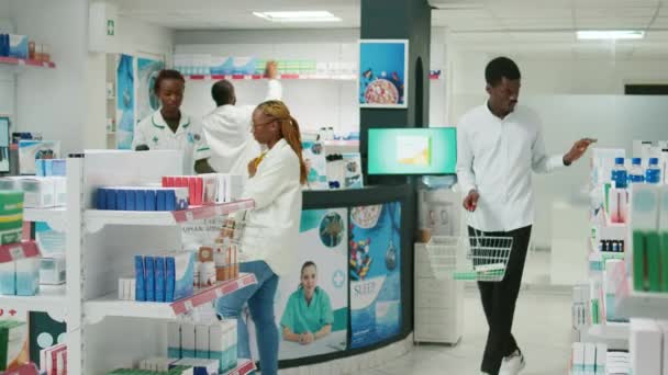 Amerykański Klient Umieszcza Leki Koszyku Szukając Witamin Butelek Tabletek Młody — Wideo stockowe