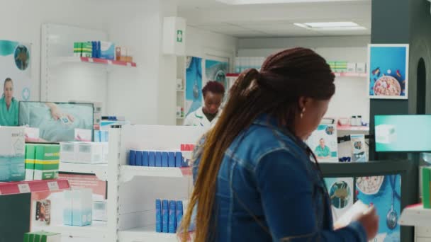 Чоловік Жінка Шукають Продукти Охорони Здоров Аптеці Перевіряючи Пакети Ліків — стокове відео