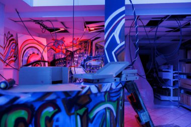 Çürüme halinde parlak neon ışıkları olan kirli bir bina. Grafiti ile pis görünüyor. Parçalanan eski bir şehir deposu, karanlıkta floresan pembe ışıkla parlıyordu..