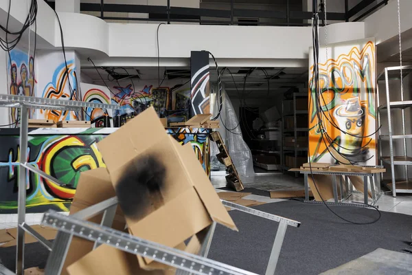 Armazém Vazio Abandonado Mostrando Sinais Decadência Paredes Destruídas Cheias Arte — Fotografia de Stock